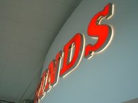 Face and edge illuminated letters on curved panel